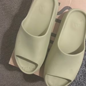 Yeezy with box size 16 but runs like a 15